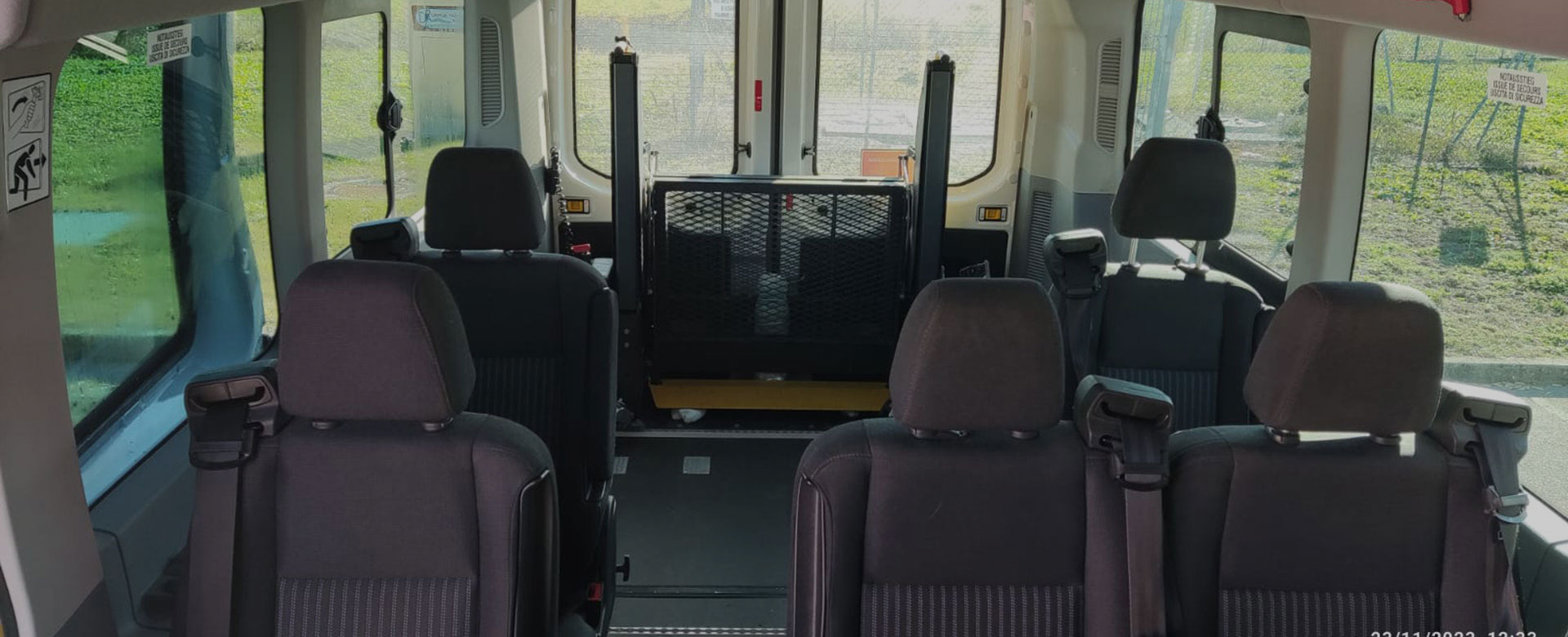 Transport for disabled people with vehicles equipped with hydraulic platforms